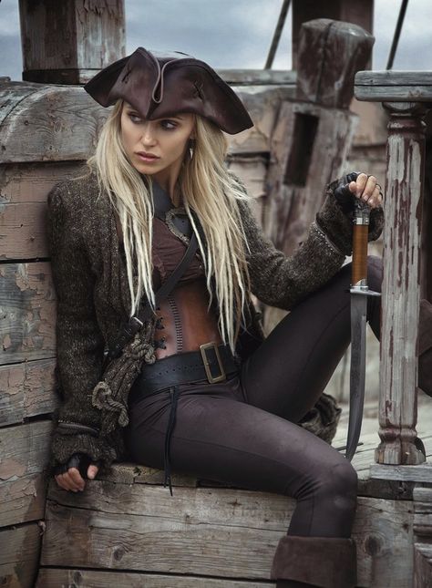 Pirate Girl Aesthetic, Daria Lefler, Pirate Aesthetic, Pirate Garb, Pirate Cosplay, Pirate Girl, Mode Steampunk, Pirate Queen, Pirate Outfit