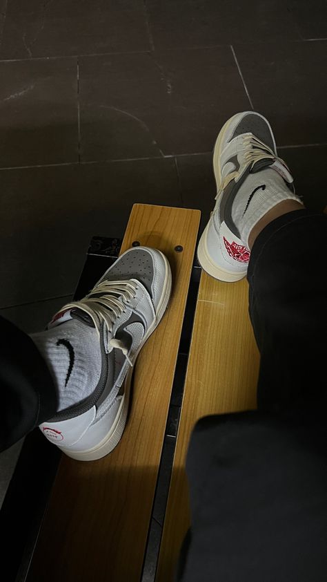 Travis Scott Mocha, Jordan 1 Mocha, Music Production Equipment, Marvel Shoes, Night Shoes, Michael Jordan Pictures, Sneakers Wallpaper, Drip Outfit Men, Dope Fits