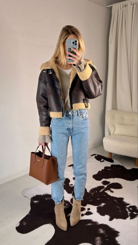 Shearling Coat Outfit, Black Vest Outfit, Madrid Outfits, Botas Western, Russian Clothing, Cold Outfits, Looks Street Style, Causual Outfits, Autumn Outfit