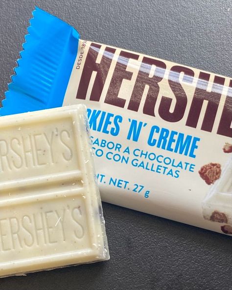 Chocolate Hersheys Blanco, Hershey Aesthetic, Hersheys Cookies And Cream, Hershey White Chocolate, Hersheys Cookies, Hershey Cookies, Gift Baskets For Him, Bday Wishlist, White Chocolate Cake