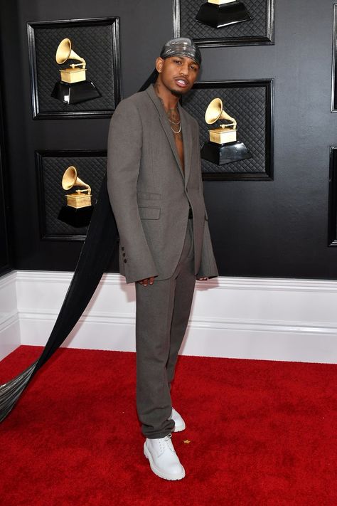 Los Angeles-based rapper Guapdad 4000 attended the 62nd Grammy Awards in a trailing, silver durag. We stan. Durag Men Aesthetic, Durags Men Fashion, Durag Fashion, Durag Men, Black Crowns, Men Aesthetic Outfits, Grammy Outfits, Grammy Awards Red Carpet, Guy Fits