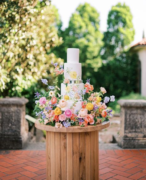 Simple Spring Wedding Cake, Wedding Cake Garden, Colorful Whimsical Wedding, Wildflower Wedding Cake, Whimsical Wedding Cake, Wedding Flowers Colorful, Whimsical Spring Wedding, Summer Wedding Florals, Spring Wedding Florals