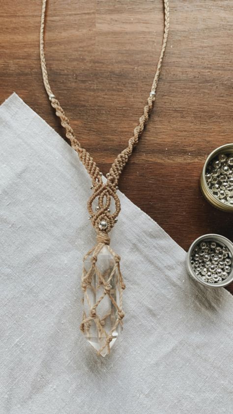 Crystal Necklace Tutorial, Hemp Bracelet Diy, Crystal Necklace Diy, Macrame Crystal Necklace, Macrame Net, Macrame Jewelry Tutorial, Macrame Colar, Hemp Necklace, Necklace Tutorial