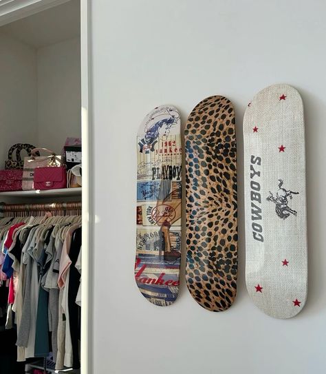 katie fang’s skate board wall room decor #skateboard #room #decor #roomdecorideas #katiefang #walldecorideas #roomdecorbedroom Skateboard Deck On Wall, Skate Board Decoration, Skate Boards On Wall, Funky Closet Ideas, Cool Bedroom Decor Ideas, Frat House Aesthetic Decor, Skate Board Wall Art, Hanging Skateboards On Wall, Katie Fang Room