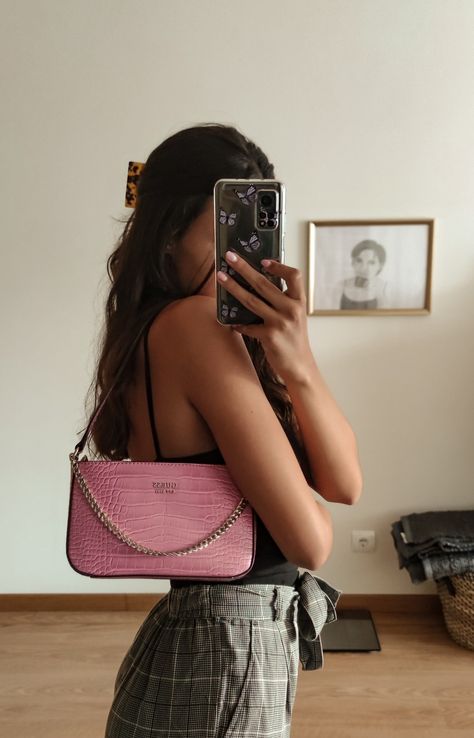 Guess Crossbody Bag Outfit, Guess Handbags Outfit, Guess Pink Bag, Pink Crossbody Bag Outfit, Guess Bag Outfit, Guess Bags Pink, Guess Bags Handbags, Pink Bags Outfit, Guess Crossbody Bag