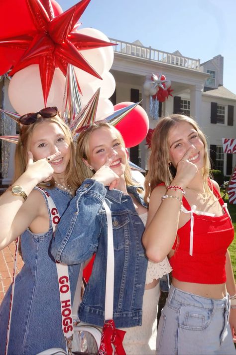 #gameday #razorbacks #arkansas #uark #universityofarkansas #gamedaystyle #gamedayoutfit #footballseason #secschool #secstyle #secgameday #Arkansasgameday #razorbackfootball #zeta #sorority #zetataualpha College Closet, College Activities, Zeta Tau Alpha, University Of Arkansas, Sorority Life, Arkansas Razorbacks, Tailgate Party, Gameday Outfit, Football Season