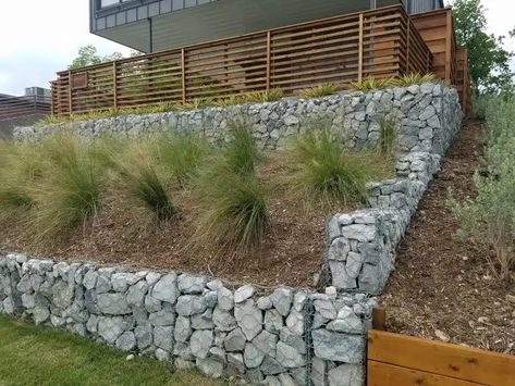 Border Walls, Courtyard Garden Design, Backyard Deck Ideas, Gabion Walls, Gabion Box, Beach House Garden, Red Brick House Exterior, Gabion Retaining Wall, Beautiful Terrace