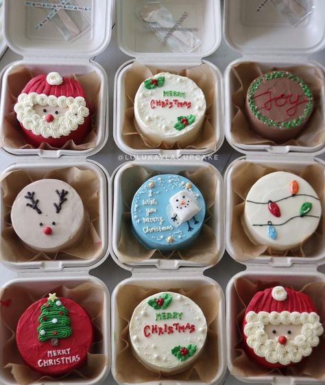 Cupcake Cristhmas, Christmas Cake Cups, Mini Christmas Cupcakes Ideas, Mini Cupcakes Christmas, Christmas Mini Cakes Ideas, Christmas Dessert Box Ideas, Christmas Mini Cakes, December Desserts, Bake Sale Displays