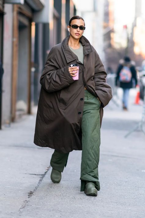 Clogs Street Style 2023, Ugg Tasman Clog Outfit, Irina Shayk Style 2023, Rubber Clogs Outfit, Ugg Tasman X Outfit, Super Birki Clog Outfit, Tasman X Uggs Outfits, Ugg Clogs Outfit, Clogs Street Style