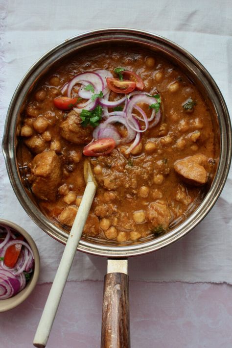 Cholay Recipe, Murgh Cholay, Chicken And Chickpea Curry, Fruit Chaat Recipe, Naan Roti, Chicken Chickpea, Chaat Recipe, Cooking Recipes Healthy, Chickpea Curry