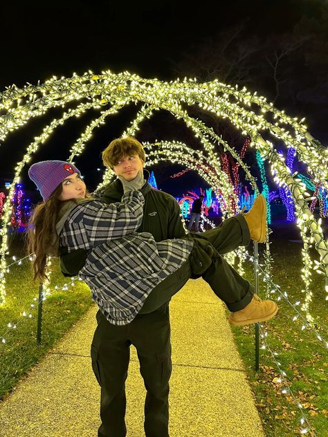 Cute Couple Pics Christmas Lights, Winter Date Ideas Aesthetic, Christmas Couple Pics, Christmas Boyfriend Goals, Cute Couples Christmas Pictures, Christmas Relationship, Spider Man Hat, Aesthetic Uggs, Winter Dates