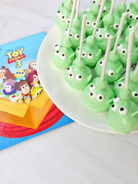 They really have thought of everything when it comes to cake pops! These cute little green aliens from Toy Story are perfect for kids' birthday parties. The ears are simply made of melted chocolate and treat sticks to form the points. The eyes are attached using the chocolate as the adhesive and the antennas are just smaller cake balls. This recipe yields 25 to 30 out of this world pops. Toy Story Cake Pops, Cake Pop Recipes, Alien Cake, Pixar Fest, Disney Inspired Recipes, Cake Pops Recipe, Toy Story Crafts, Cooking Kids, Toy Story Party Decorations