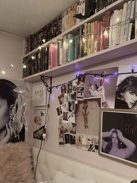 Book Girl Bedroom Aesthetic, Taylor Swift Decor Ideas, Olivia Rodrigo Bedroom Ideas, Fangirl Bedroom Aesthetic, Olivia Rodrigo Room Ideas, Fangirl Room Aesthetic, Olivia Rodrigo Bedroom, Bookshelf Above Bed, Olivia Rodrigo Room