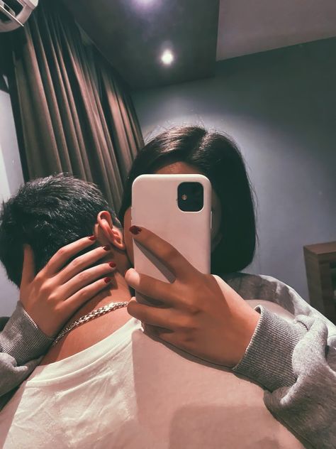 Fake Couple Mirror Selfie, Romantic Poses Couple Photos In Room, Love Bites Dpz, Couple Poses In Hotel Room, Couple Poses In Room, Cute Couple Selfies Poses, Colored Wallpaper, Night Story, Cute Love Photos