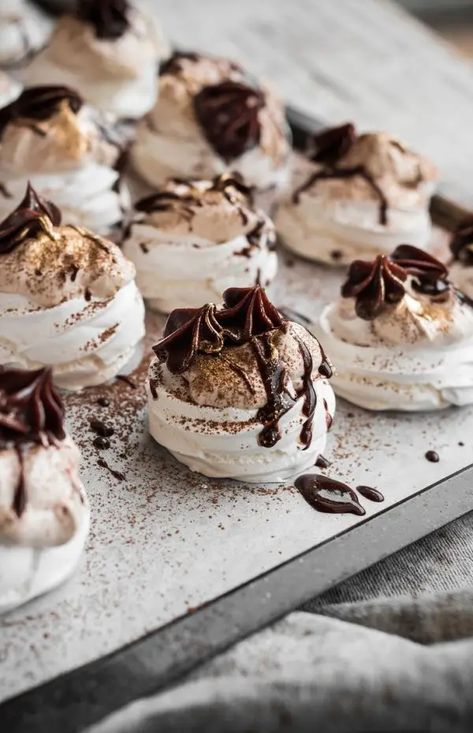 Chocolate Hazelnut Pavlova, Xmas Pavlova, Winter Pavlova, Hazelnut Pavlova, Pavlova With Chocolate, Christmas Pavlova, Mini Pavlovas, Chocolate Pavlova, Christmas Banquet