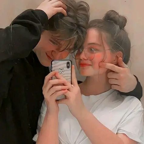 Pose Hide Face, Men Mirror Selfie, Mirror Selfie Aesthetic No Face, No Face Mirror Selfie, Mirror Selfie Men, Mirror Selfie Captions, Face Mirror Selfie, Poses Face, Sweet Relationship