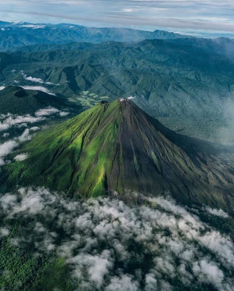 6,618 Me gusta, 47 comentarios - This Is Costa Rica (@thisiscostarica) en Instagram: "“The joy of giving is the greatest joy of life.” Photo credits: @danielcervato #ThisIsCostaRica" Costa Rica Nature, Costa Rica Travel Guide, London Holiday, Arenal Volcano, Visit Costa Rica, Amazing Places On Earth, Costa Rica Travel, Central America, Volcano