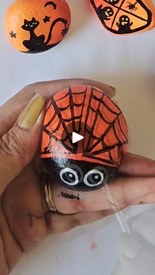 Bat Rock Painting, Rockpainting Halloween, Halloween Ladybug Painted Rock, Halloween Witch Painted Rocks, Halloween Themed Painted Rocks, Halloween Rocks, Painted Rocks Kids, Painted Rocks, Halloween