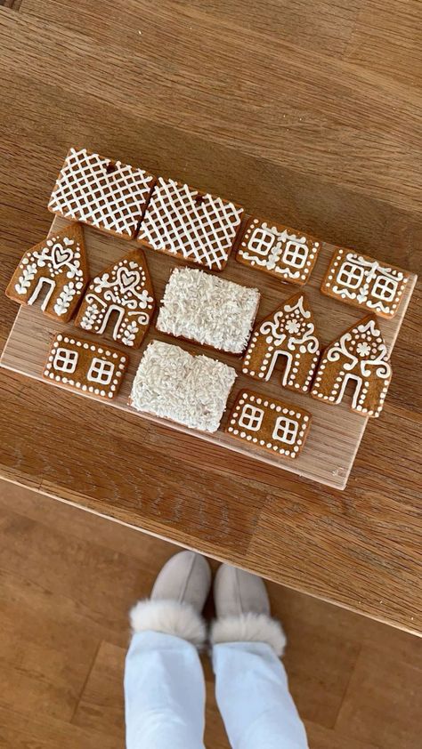 Ginger Bread House Decor Ideas, Aesthetic Gingerbread House, Gingerbread House Inspo, Coffee Motivation, Homemade Gingerbread House, Brown Uggs, Baking Aesthetic, Gingerbread House Designs, Gingerbread House Cookies