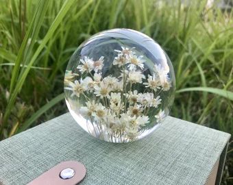 Resin art | Etsy Small Flower Gift, Dandelion Paperweight, Resin Craft Ideas, Inspiration Artwork, Epoxy Crafts, Diy Resin Projects, Pressed Flower Art, Epoxy Resin Art, Flower Ball