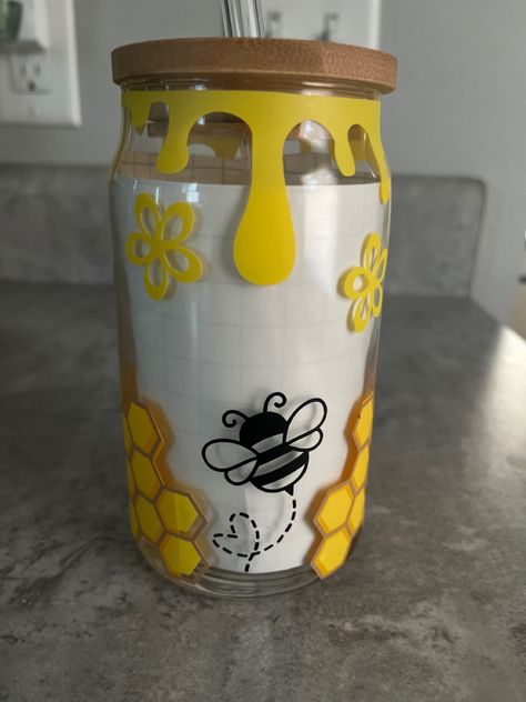 16oz Bee tumbler Glass Tumbler Painting Ideas, Glass Cup Painting Ideas Aesthetic, Cute Mason Jar Painting Ideas, Painted Jars Aesthetic, Bee Cricut, Bee Cups, Diy Wine Glasses Painted, Bee Cup, Bee Tumbler