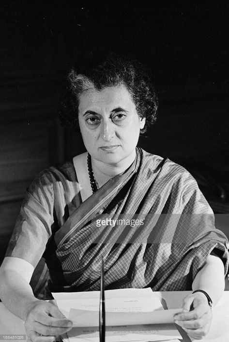 Iron Lady, Indira Gandhi, Historical Women, Phone Wallpaper Images, Freedom Fighters, Vintage Ladies, Historical Figures, India, Actors