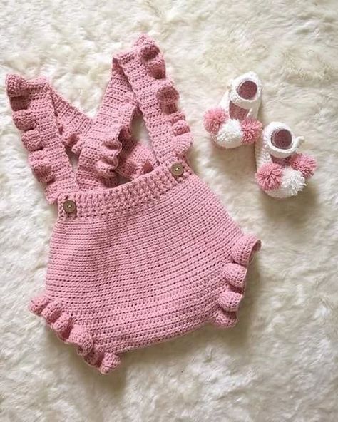 How to Crochet a Trendy Sweater #DIYTutorial&Pattern #CrochetSweaterPattern #StepByStep Crochet Baby Costumes, Baby Cardigan Pattern, Baby Frock Pattern, Crochet Baby Cardigan, Easy Crochet Baby, Crochet Baby Girl, Haken Baby