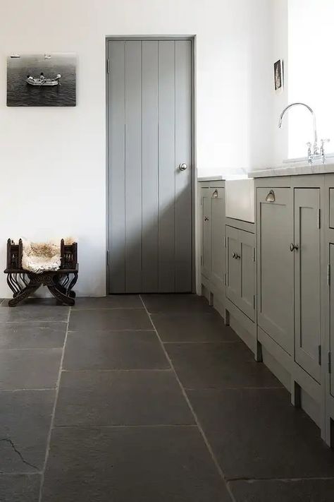 Kitchen Floor Tile Design, Slate Floor Kitchen, Kitchen Flooring Ideas, Slate Floor, Slate Tile Floor, Kitchen Floor Tiles Ideas, Flagstone Flooring, Floor Kitchen, Natural Stone Flooring