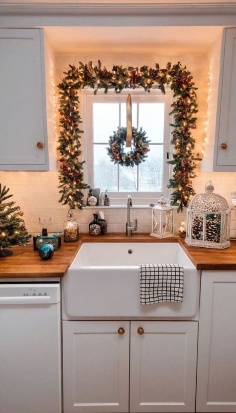 Apartment Decorating For Christmas, Small Living Room Ideas Christmas, Small Spaces Christmas Decor, Simple Traditional Christmas Decor, Christmas Decor For Small House, Christmas Decor Ideas Small Spaces, Small Apartment Holiday Decorating, Christmas Decor Apartment Small Spaces, Christmas Decor Small House