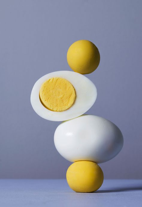 Balanced Gourds and Stacked Loaves Compose Bountiful Still Lifes by ChangKi Chung | Colossal 심플한 그림, Food Art Photography, Balance Art, Object Photography, Colossal Art, Still Life Photos, Visual Culture, Still Photography, Egg Art