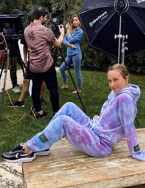 The tie-dye sweatsuit trend. Alex Core, Clothing Diys, Tie Dye Sets, Tie Dye Sweatsuit, Batik Clothing, Tie Dye Party, Tie Dye Sweatpants, Diy Tie, Tie Dye Fashion