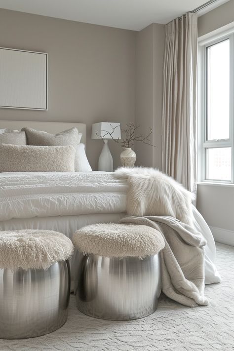 Grey Platform Bedroom Ideas, Silver Furniture Bedroom, Silver Room Decor Bedroom, White Guest Bedroom Ideas, Silver Room Decor, Grey And Silver Bedroom, Silver Bedroom Furniture, Silver Bedroom Ideas, White And Silver Decor