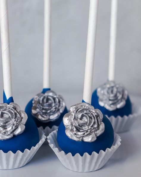 Royal blue cake pops with silver edible roses Blue And Silver Cake Pops, Royal Blue Cake Pops, Royal Blue Cake, Blue Cake Pops, Rose Cake Pops, Quince Cake, Winter Wonderland Cake, Cake Pop Designs, Wedding Snacks