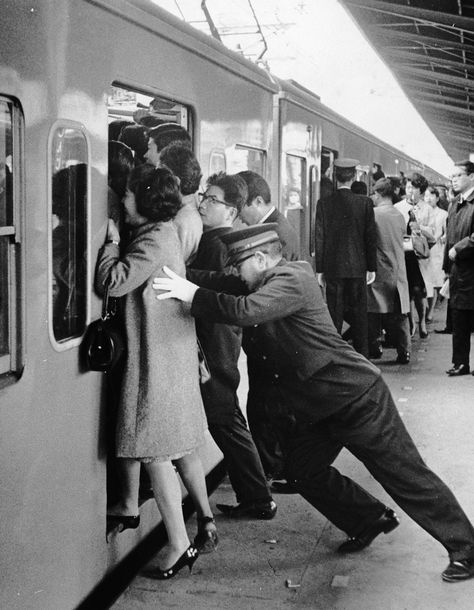 Not sure which is worse — being the pusher or pushee? | Insane Photos Of Tokyo Commuters In The '60s And '70s #throwbackthursday Metro Paris, Train Platform, Old Japan, U Bahn, On The Train, Black And White Photograph, Rush Hour, I'm With The Band, Photo Vintage