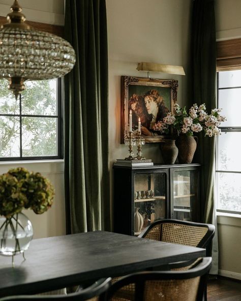 Rustic Vintage Interior Design, Moody Dining Room, Dining Room Decor Traditional, Parisian Living Room, Inspirational Homes, Green Dining Room, Classic Dining Room, Dinner Room, European Home Decor