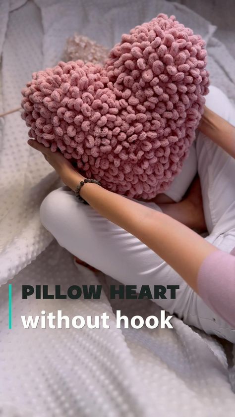 Free pattern. Finger crochet pillow. Heart without hook #knittedtoys #handmadetoys #knittedtoysfreepatternsbunnies #knittedtoysfreepatternseasycute Diy Finger Knitting, Finger Knitting Projects, Diy Knit Blanket, Finger Crochet, Hand Knitting Diy, Alize Puffy, Hand Knit Blanket, Knitting Diy, Crochet Bag Tutorials