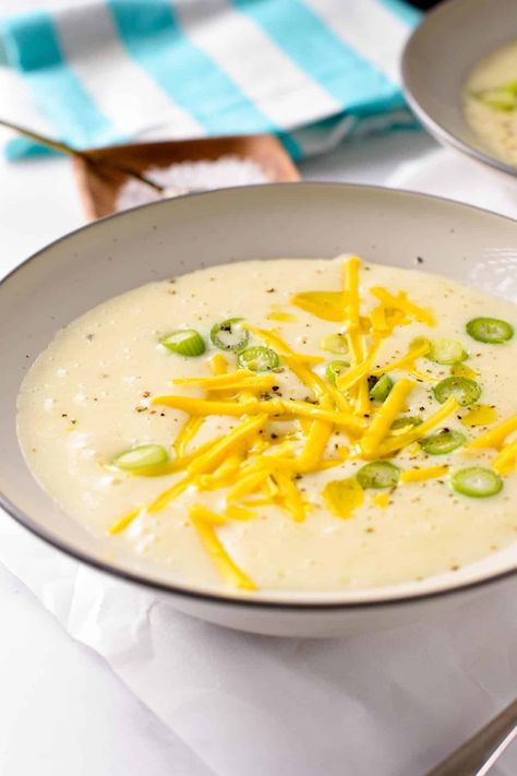 This 4 ingredient Potato Soup is an easy creamy potato soup ready in less than 30 minutes. Plus, the recipe is gluten-free and dairy free so 100% vegan friendly. Vegetarian Potato Soup, 1905 Salad Recipe, Cauliflower Soup Recipe, Cooking Onions, Roasted Cauliflower Soup, Cauliflower Soup Recipes, Food At Home, Panera Bread, Comfort Dishes