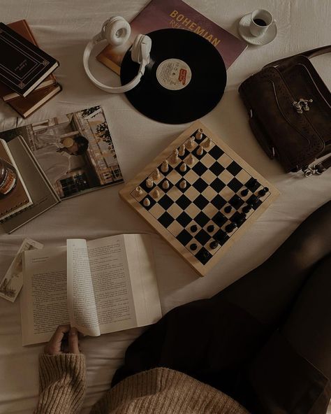 The Queen's Gambit Aesthetic, Whizzer Brown, Dark Academia Room Ideas, Queen's Gambit Aesthetic, Dark Light Academia, Beth Harmon, Light Academia Aesthetic, Chaotic Academia, The Queen's Gambit