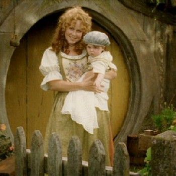 Rosie and baby Frodo! I'm assuming it's Frodo, because the little girl who Sam carries must be Eleanor. Hobbit Women Outfit, Rosie Hobbit, Hobbit Girl Aesthetic, Female Hobbit Costume, Hobbit Photoshoot, Hobbit Wedding Dress, Hobbit Attire, Hobbit Women, Female Hobbit