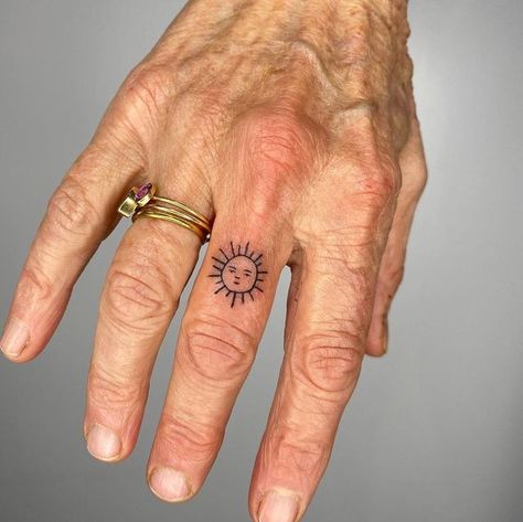 Sun Finger Tattoo, Folk Tattoos, Sunny Boy, City Sunset, Handpoke Tattoo, Finger Tattoo, Poke Tattoo, Discreet Tattoos, Sun Tattoo