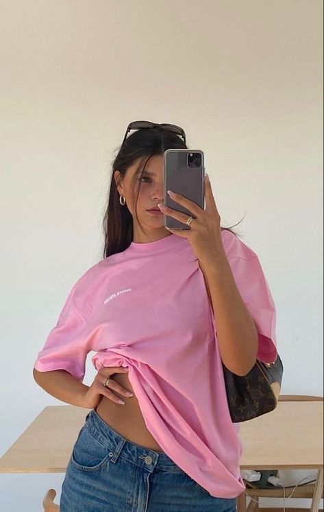 Pink T Shirt Outfit, Casual Oufits, T Shirt Outfit, Insta Pictures, Pink T Shirt, Tshirt Outfits, Pink Tshirt, Wear Pink, 2000s Movies Aesthetic