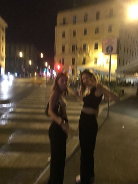 Europe Travel Summer, Rome Nightlife, Roma Aesthetic, Rome Girl, Summer In Rome, Rome Italy Aesthetic, Rome At Night, Rome Outfits, Rome Vacation