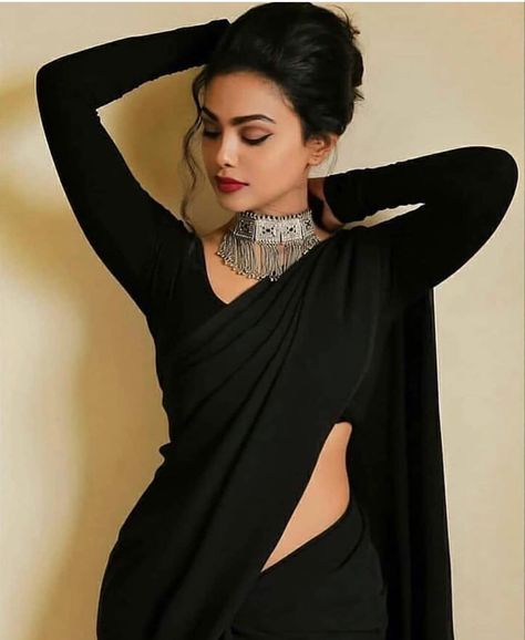 Fairwell Outfits For Women, Black Sarees For Farewell, Plain Black Blouse Designs For Saree, Black Saree Aesthetic, Saree Wearing Styles, Sarees For Girls, Saree Wearing, Simple Saree Designs, Fashionable Saree Blouse Designs