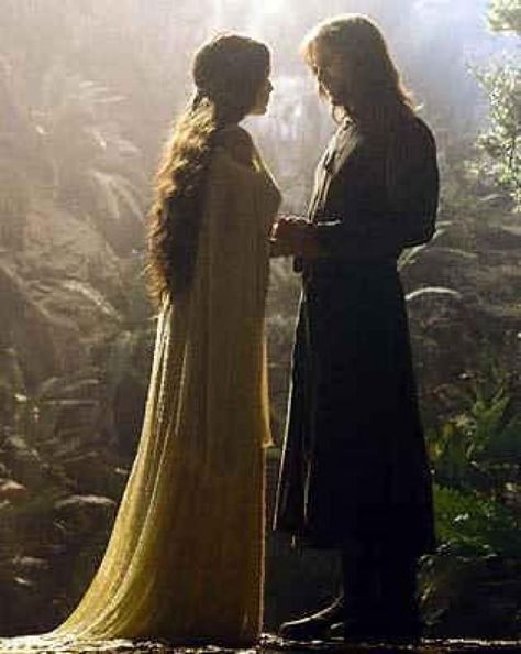 Arwen's "bridge scene" dress from Lord of the Rings Aragorn And Arwen, Beau Film, Viggo Mortensen, Into The West, Heroic Fantasy, Bilbo Baggins, Septième Art, I Love Cinema, Fellowship Of The Ring