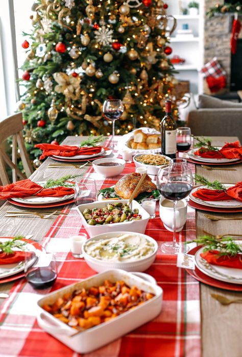 Hosting a Small Holiday Gathering - Eat Yourself Skinny Holiday Gathering Food, Christmas Lunch Table, Christmas Food Table, Dinner Hosting Ideas, Dinner Table Settings, Christmas Dinner Table Settings, Hosting Christmas Dinner, Fun Family Christmas Games, Braids Ideas Cornrows