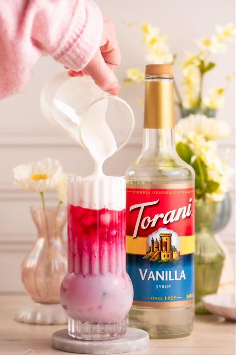 Enjoy the refreshing blend of creamy coconut milk, vanilla syrup, and brewed hibiscus tea with our Creamy Hibiscus Vanilla Iced Tea recipe.: Spring Drink Recipes, Black Tea Recipe, Hibiscus Drink, Iced Tea Recipe, Spring Drink, Iced Chai Latte, Making Iced Tea, Tea Drink Recipes, Iced Chai