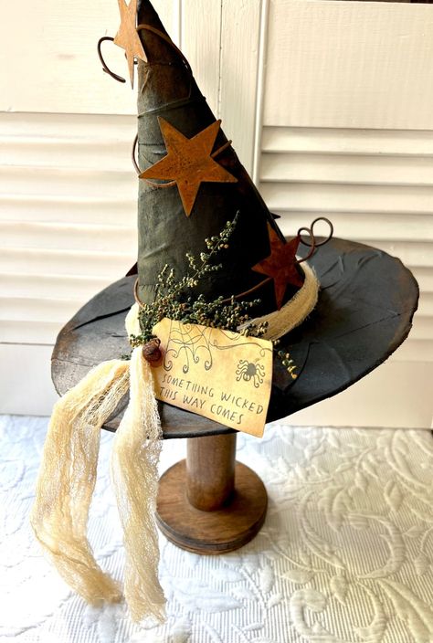 DIY Primitive Witch Hat - Creating Through Chaos Halloween And Fall Decor, Primitive Witch Hat, Diy Backdrop Ideas, Primitive Halloween Crafts, Primitive Fall Crafts, Moody Halloween, Diy Halloween Witch, Primitive Witch, Primitive Halloween Decor