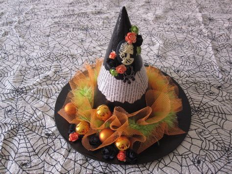 Witch Hat Centerpiece Witch Hat Centerpiece, Witch Centerpiece, Caramel Apples Halloween, Witch Costume Diy, Halloween Table Centerpieces, Diy Witch, Cheap Halloween Decorations, Witches Hats, Homemade Halloween Decorations