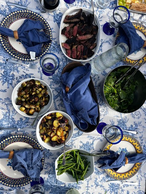 Mediterranean Lunch Aesthetic, Greek Summer Dinner Party, Greek Dinner Table Setting, Greek Dinner Party Decor, Mediterranean Dinner Aesthetic, Greece Dinner Party, European Summer Dinner Party, Potluck Table Setup, Greek Dinner Party Table