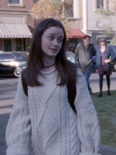 Lorelai And Rory Gilmore, Lorelai And Rory, Fall Aesthetic Pictures, Rory Gilmore, Autumn Season, Fall Aesthetic, Girls Sweaters, Gilmore Girls, Mother Daughter